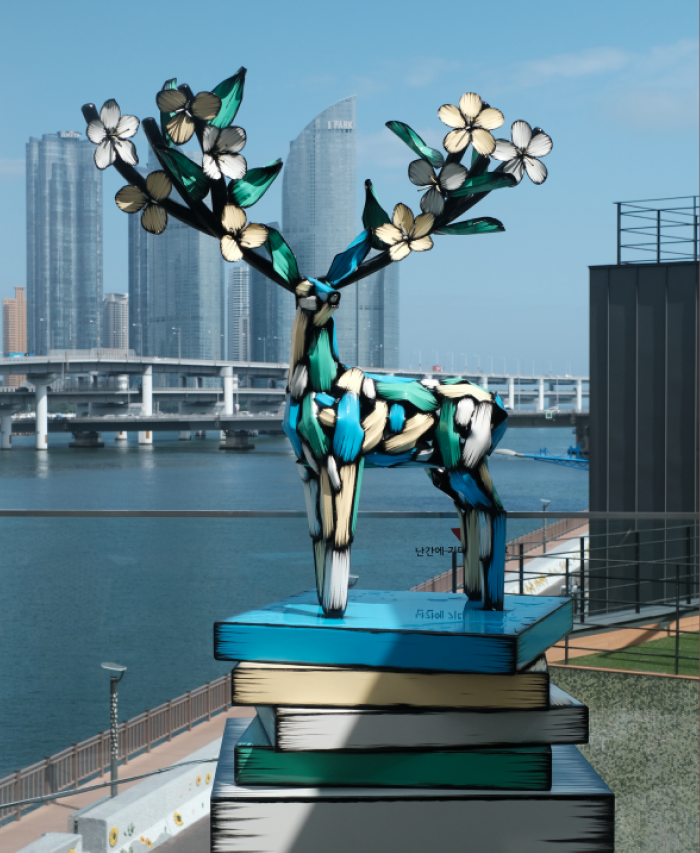 Deer, 2026, Urethane paint on stainless steel, 140x100x180(h)cm